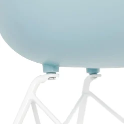 Chaise moderne 'FIDJI' bleue avec pieds en métal blanc