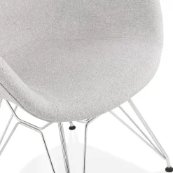 Chaise moderne 'ORIGAMI' en tissu gris clair avec pieds en métal chromé