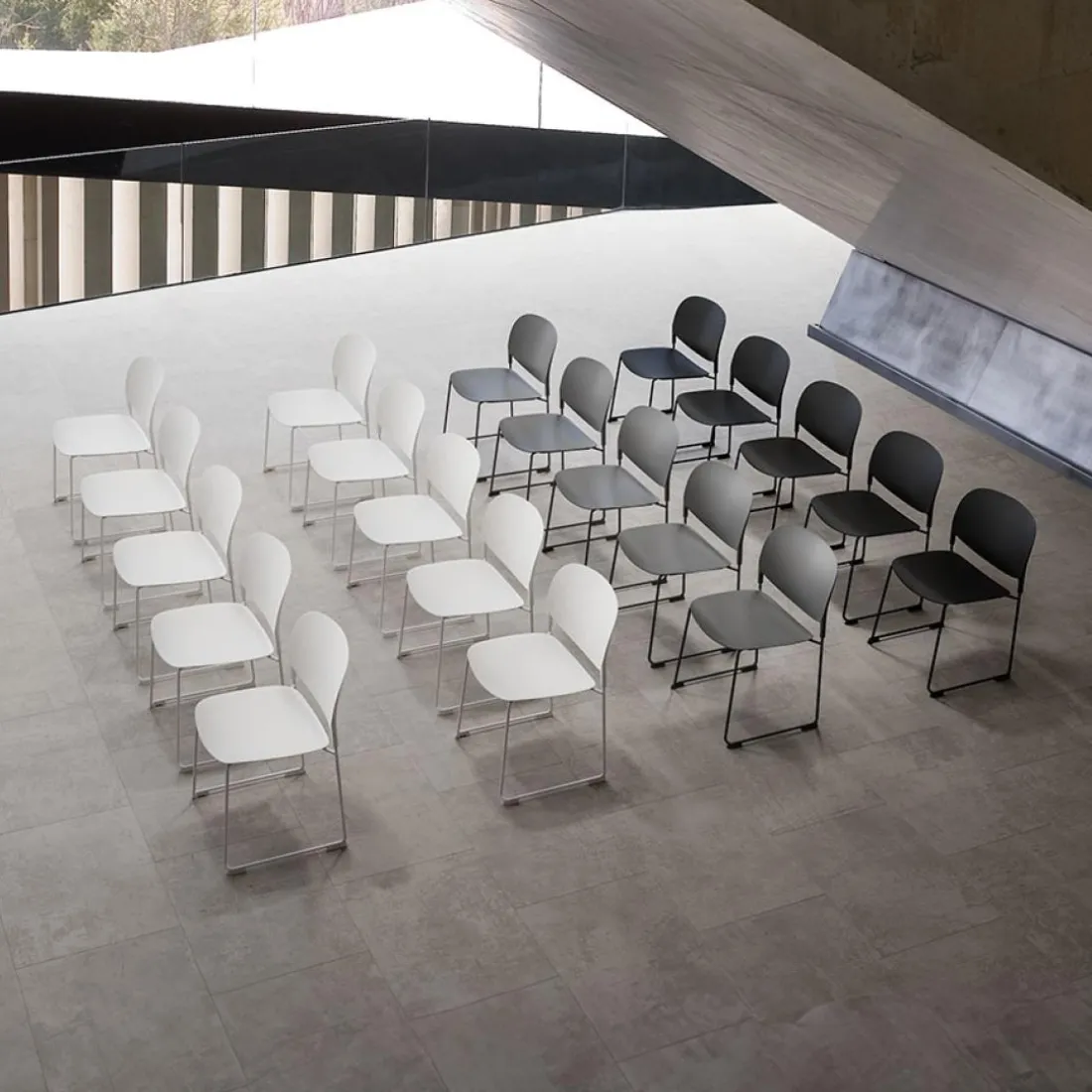 Chaise 'PILA' blanche avec assise plastique et structure métal