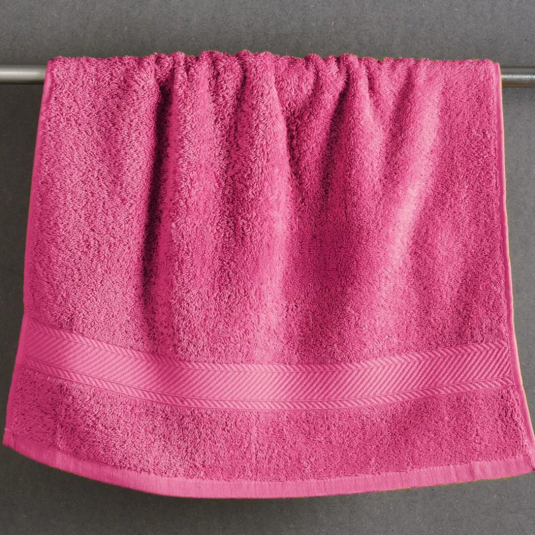Drap de bain en coton 420g/m² CLAIRE personnalisable rose framboise