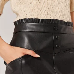 Jupe courte droite en simili noir