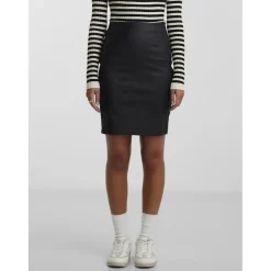 Jupe mini en simili-cuir noir