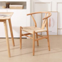 La chaise de table ROSARIO design moderne et sa structure en bois massif