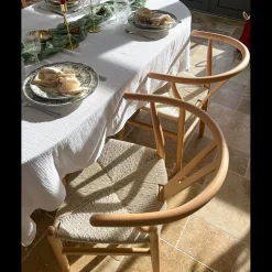La chaise de table ROSARIO design moderne et sa structure en bois massif