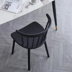 La chaise EXCHANGE avec design scandinave Noir