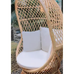 Le Fauteuil MANADO design scandinave épuré assise en rotin naturel et tissu etanche