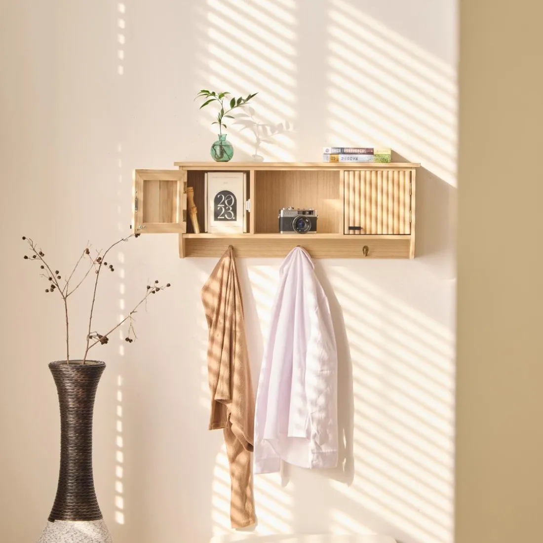 Le Porte-Manteau mural en bois 2 Portes Style Japandi 2 Crochets KONDO style scandinave pour une touche de modernité et d'élégance