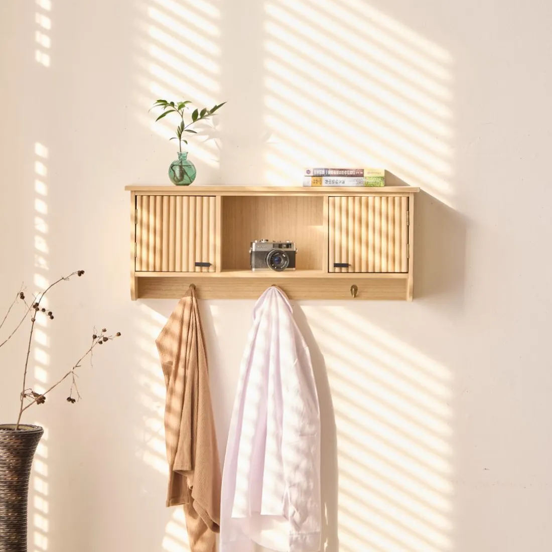 Le Porte-Manteau mural en bois 2 Portes Style Japandi 2 Crochets KONDO style scandinave pour une touche de modernité et d'élégance