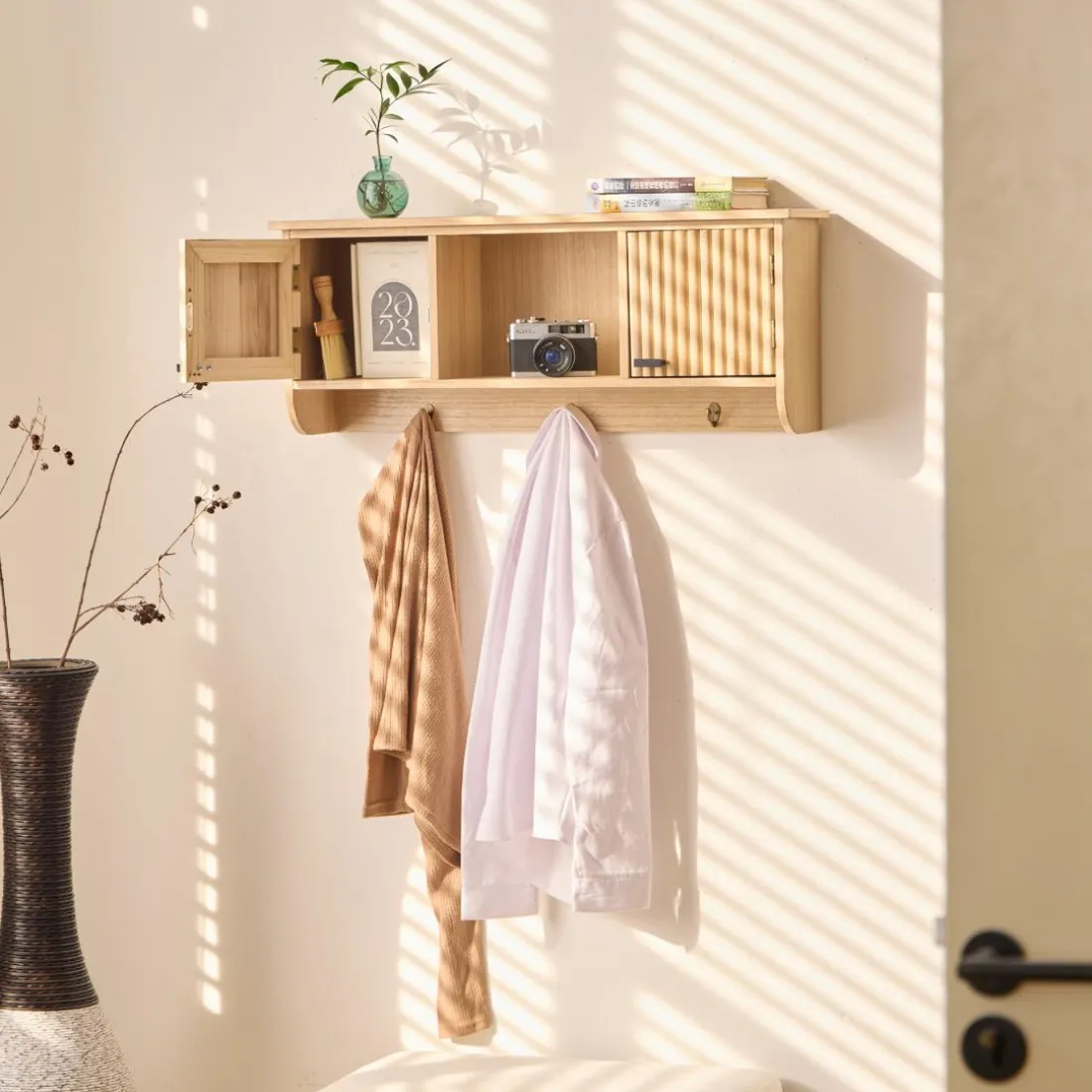 Le Porte-Manteau mural en bois 2 Portes Style Japandi 2 Crochets KONDO style scandinave pour une touche de modernité et d'élégance
