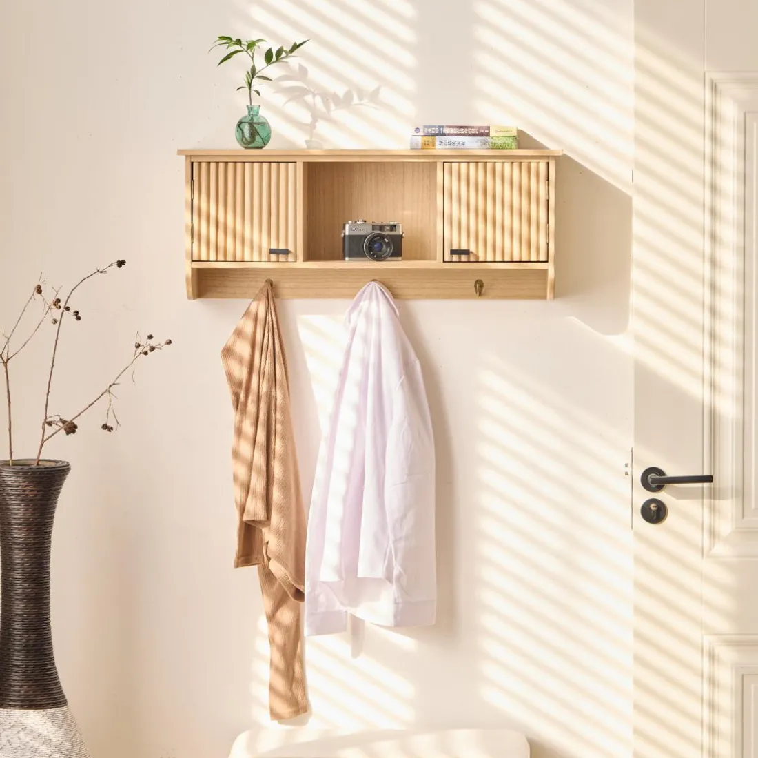 Le Porte-Manteau mural en bois 2 Portes Style Japandi 2 Crochets KONDO style scandinave pour une touche de modernité et d'élégance