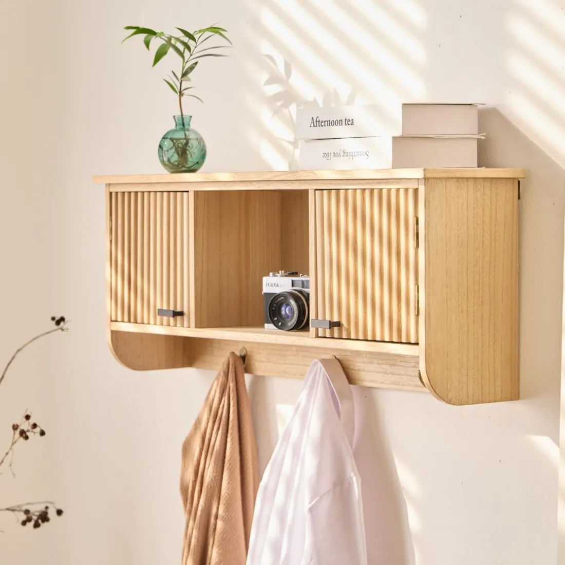 Le Porte-Manteau mural en bois 2 Portes Style Japandi 2 Crochets KONDO style scandinave pour une touche de modernité et d'élégance