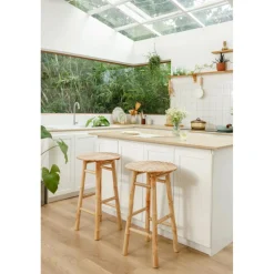 Le tabouret de bar SAMARINA son design scandinave élégant assise en bambou