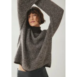 Pull col haut marron foncé