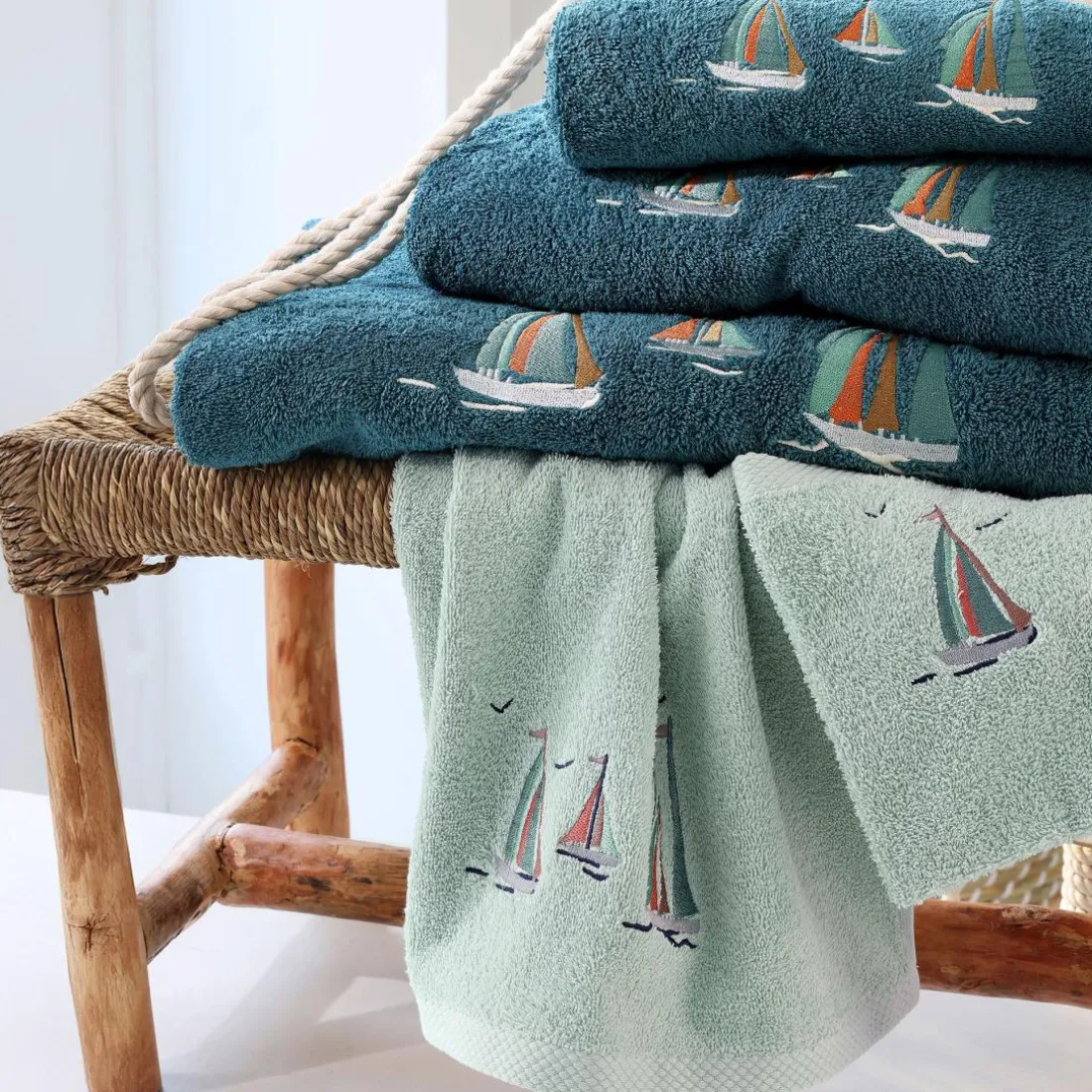 Serviette de toilette en coton 450g/m² BATEAUX 50 x 90 cm vert d'eau
