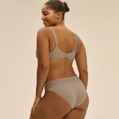 Soutien-gorge avec armature emboitant
