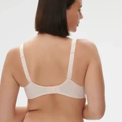 Soutien-gorge avec armatures emboitant