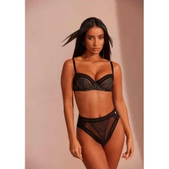 Soutien-gorge balconnet armatures