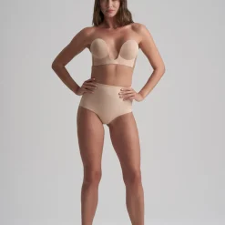 Soutien-gorge bandeau adhésif dos nu et décolleté plongeant chair