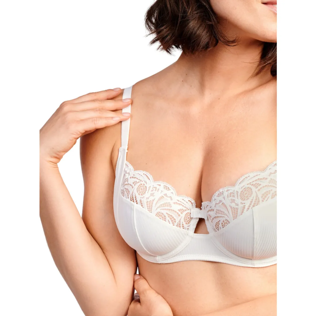 Soutien-gorge emboitant armatures
