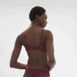 Soutien-gorge emboitant décolleté plongeant