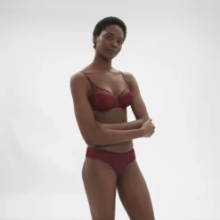 Soutien-gorge emboitant décolleté plongeant