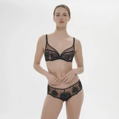Soutien-gorge emboitant décolleté plongeant noir