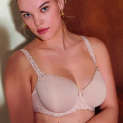Soutien-gorge emboitant moulé