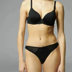 Soutien-gorge moulé armatures