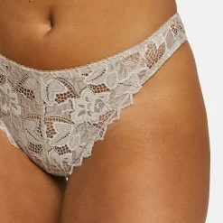 String en dentelle