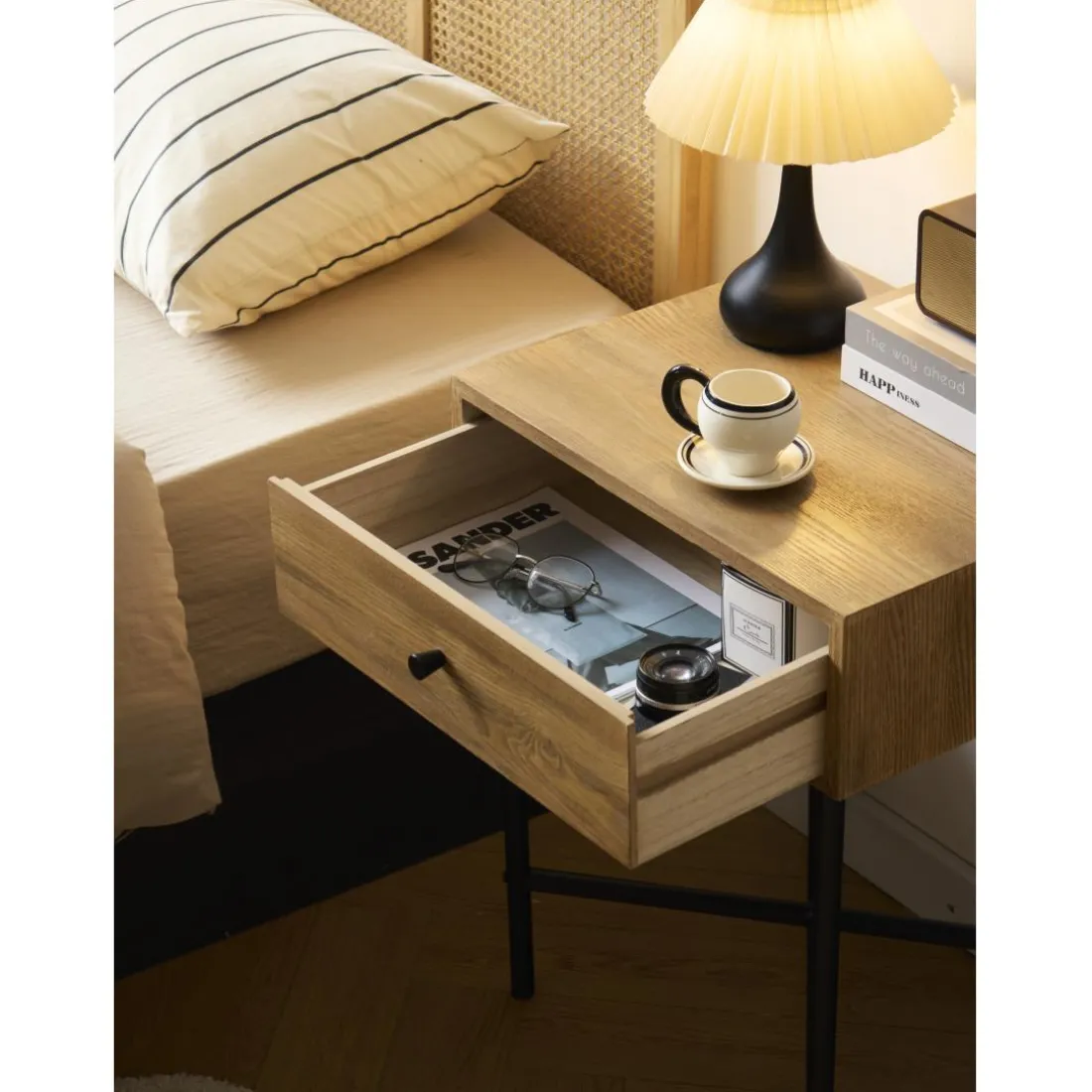 Table de Chevet TORRING son design moderne et sa structure en bois