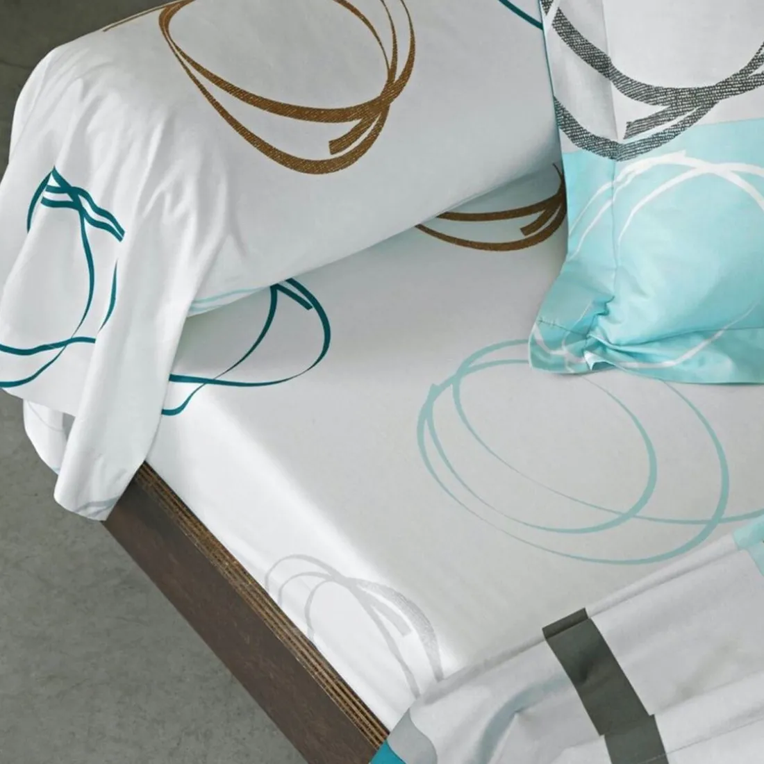 Taie d'oreiller ou traversin motif spirales - vert d'eau